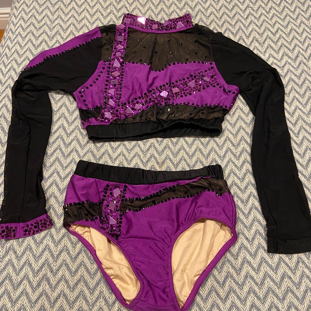 Glamour Costumes 2-Piece Dance Costume – Purple & Black – MA (Adult Medium)